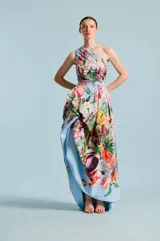 Falda larga con estampado botánico y floral multicolor sobre base celeste, diseño cruzado con volumen y movimiento.