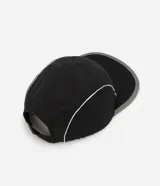 Gorra negra de microfibra, modelo 5 panel, con visera plana y logo estampado en blanco.