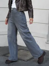 Jean de corte recto y tiro alto, confeccionado en tejido de pana fina con diseño de rayas verticales sutiles en color gris.