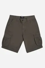 Bermuda cargo negra de corte recto, con bolsillos laterales tipo cargo y logo estampado.