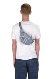 Riñonera negra de la marca JanSport, modelo Fifth Avenue, con parche frontal de la marca y cierres metálicos.