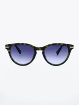 Lentes de sol con montura redonda de carey en tonos verde y marrón, con detalles metálicos plateados en los laterales. Los cristales son degradados en tonos azul y violeta.