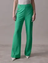 Pantalón naranja de crepe elastizado, corte recto, con bolsillos delanteros y apliques de botones metálicos.