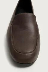 Mocasín casual de cuero marrón con horma redonda y suela ultrafina.