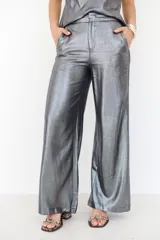 Pantalón de vestir plateado brillante, de corte palazzo y tiro alto.
