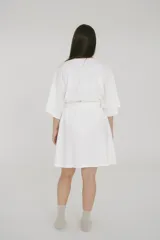 Bata de algodón suave con silueta adaptable y lazo de ajuste en la cintura, diseñada para brindar comodidad durante el embarazo y la lactancia.