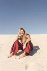 Chaleco bordado a mano con flores y mostacillas al estilo hindú.