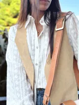 Chaleco beige de cuero con cuello en V y cierre frontal con botones.