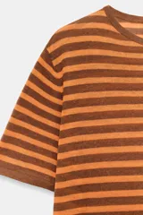 Top de punto de cuello redondo y manga corta, con diseño de rayas horizontales en tonos marrón y naranja.