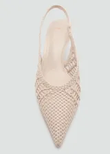 Zapato destalonado color beige, con diseño trenzado, punta fina y tacón kitten.