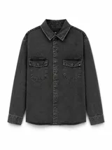 Sobrecamisa de denim en color negro lavado, con cierre frontal de botones metálicos, cuello clásico y dos bolsillos frontales con solapa.