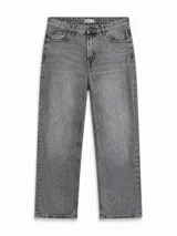 Jean de corte recto color gris con estampado sutil y textura denim.