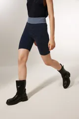 Short de calce alto, color azul marino con lurex dorado y cintura elástica gris.