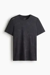 Remera deportiva regular fit color negro con sutil patrón jaspeado, cuello redondo y mangas cortas. Confeccionada con tecnología DryMove.