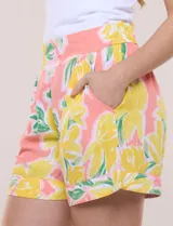 Short de calce relajado de rayón, con estampado floral en tonos celestes, naranjas y verdes. Cuenta con pretina lisa en el delantero y elástico posterior, bolsillos diagonales y pierna ancha.