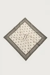Bandana de algodón color beige con estampado geométrico en tonos oscuros y diseño central con la inscripción "Original Range Supply".