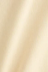 Remera de punto acanalado color amarillo claro, con corte entallado, cuello redondo fino y mangas cortas.