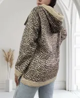 Campera con capucha con estampado animal print y forro de piel sintética color crema.