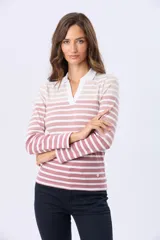 Remera polo de manga larga confeccionada en tejido de algodón con elastano. Presenta un diseño de rayas horizontales en tonos degradé, cuello tipo polo sin botones y un ajuste al cuerpo.