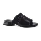 Sandalia de cuero color visón, con tira ancha sobre el empeine y tira con hebilla ajustable en el tobillo. Taco bajo cuadrado.