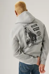 Hoodie gris melange con capucha y bolsillo canguro frontal. Presenta un parche ovalado negro con el logo de dos caballos tirando de un pantalón, característico de Levi's.