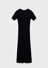 Vestido midi de punto acanalado, con diseño entallado, cuello redondo y mangas cortas. Presenta una abertura frontal y un diseño reversible.
