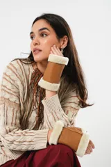 Guantes mitones color marrón de cuero con borde de lana natural color crema.