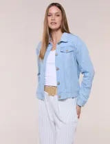 Campera de denim liviano azul, de corte clásico y silueta recta, con cuello camisero, cierre frontal con botones rústicos y bolsillos con solapa en el pecho.