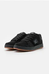 Championes deportivos DC Shoes, modelo Mantis, en color negro con suela de goma color camel. Diseño de estilo skate con cordones anchos y el logotipo de la marca en el lateral.