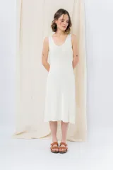 Vestido midi color crudo, de tejido acanalado, con escote en V y corte al cuerpo.