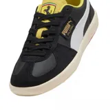 Championes Puma modelo Palermo en colaboración con Ferrari, de diseño urbano con base negra, detalles en blanco y amarillo, y suela de goma en tono crema con acento rojo.