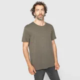 Remera de manga corta con cuello redondo, confeccionada en algodón orgánico con textura slub, de corte clásico y diseño minimalista.