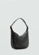 Bolso de hombro negro con diseño de media luna, confeccionado en efecto piel con detalle de tachuelas metálicas doradas en el contorno. Cuenta con asa ajustable y cierre de cremallera.
