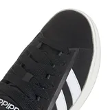 Championes Adidas Grand Court Alpha negros con las tres tiras blancas y suela color caramelo.