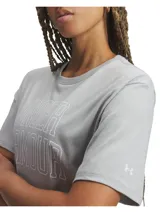 Remera Under Armour de corte holgado y extragrande, confeccionada en tejido de mezcla de algodón. Presenta cuello acanalado, hombros caídos y estampado frontal con el logo de la marca en tipografía universitaria.
