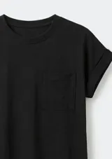 Vestido corto negro de manga corta, con corte recto, escote redondo y un bolsillo aplicado en el pecho.