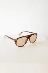 Lentes de sol con armazón de diseño aviador en estampado carey y cristales oscuros con protección UV400.