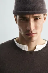 Jersey de punto regular fit, confeccionado en una mezcla de lana y algodón. Presenta cuello redondo, manga larga y terminaciones en rib.