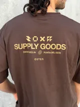 Remera marrón de corte oversize con estampado pequeño en el pecho.