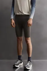 Mallas cortas de running confeccionadas en tejido técnico elástico, con cintura elástica ajustable mediante cordón interior y bajo con aplicación de silicona antideslizante. Presenta detalle de logo estampado en la pernera.