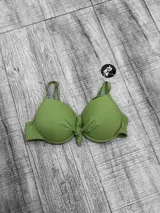 Top de bikini con nudo central y tirantes regulables.