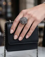 Anillo de plata 925 con diseño de flores en bajo relieve y acabado empavonado.