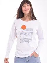 Remera negra de manga larga con escote en V y estampa frontal blanca con diseño de soles y la frase 'Woke Up'.