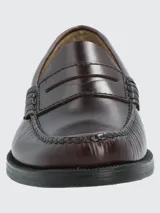 Zapato tipo mocasín de cuero color bordó con acabado brillante, diseño de antifaz clásico y suela de goma con tecnología de amortiguación.