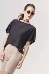 Short biker de punto metalizado color negro, con cintura alta y ajuste al cuerpo.