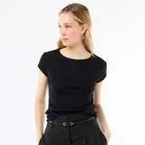 Camiseta negra de punto de canalé, con cuello redondo y manga corta ajustada.