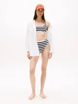 Ojotas Tommy Hilfiger color blanco, con tiras finas y logo texturizado en la tira.