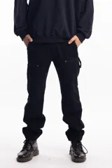 Pantalón de jean negro de corte recto, con refuerzo en las rodillas y detalles de costuras a la vista.