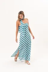 Vestido largo celeste y verde con patrón de zigzag, escote palabra de honor y detalle de lazo al cuello.