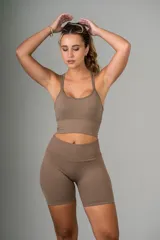 Short deportivo color marrón, de tiro alto y corte ajustado.